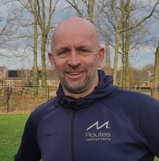 Een man en een vrouw staan naast elkaar in een park.